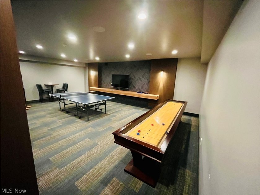 Rare opportunity to own a completely renovated Penthouse unit in - photo 31