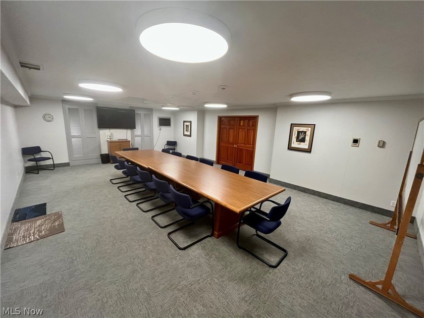 Rare opportunity to own a completely renovated Penthouse unit in - photo 32