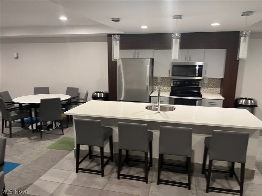Rare opportunity to own a completely renovated Penthouse unit in - photo 34