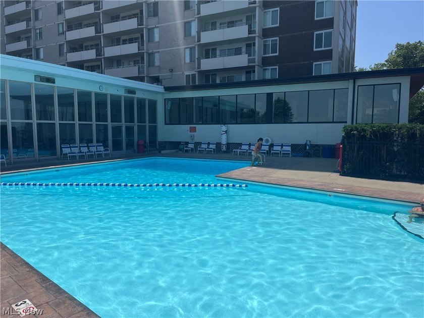 Rare opportunity to own a completely renovated Penthouse unit in - photo 37