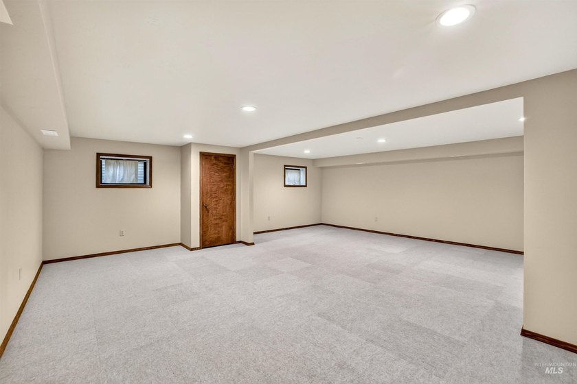 Welcome to Cascade!! Come home to this private home located in - photo 43