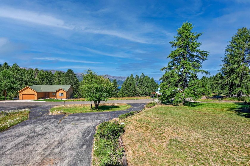 Welcome to Cascade!! Come home to this private home located in - photo 48