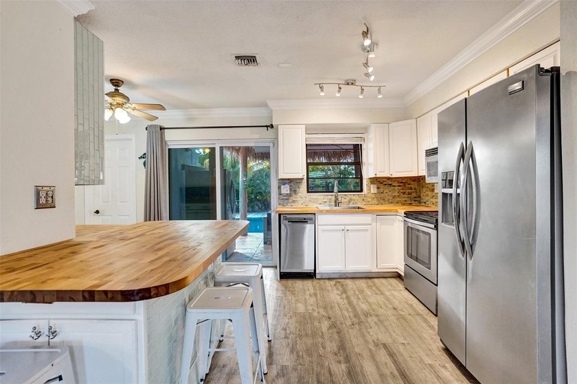 Discover your private tropical retreat in this 3 Bedroom, 2 - photo 7