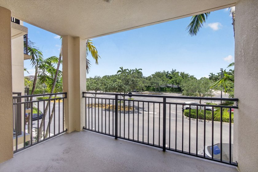 LIKE NEW | UPDATED | MOVE-IN READY | 3-BR, 3-BA PLUS DEN - - photo 10