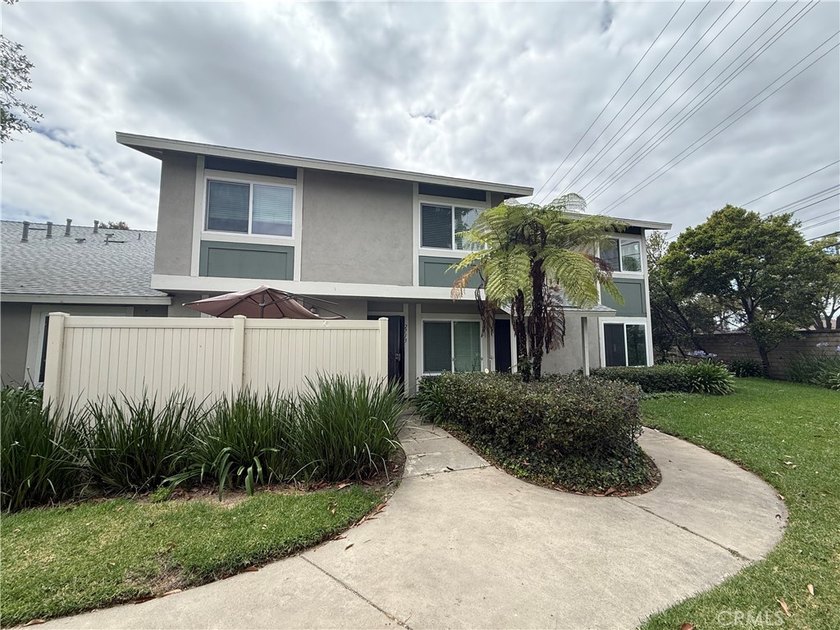 Beautifully Updated 3-Bedroom, 2-Bath Townhouse with an Attached - photo 4