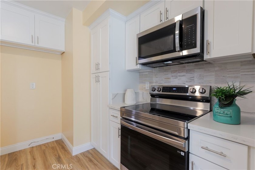 Beautifully Updated 3-Bedroom, 2-Bath Townhouse with an Attached - photo 10