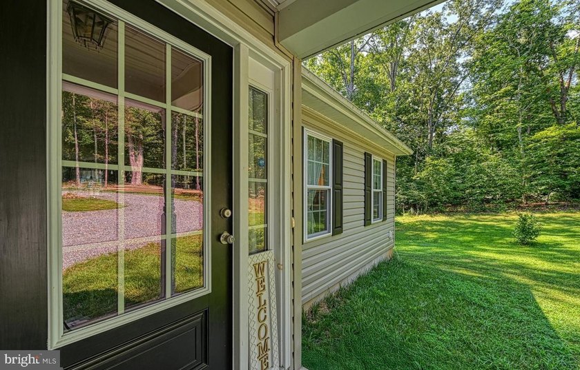 Just like new, charming water-access rancher! This 3-bedroom, 2 - photo 3