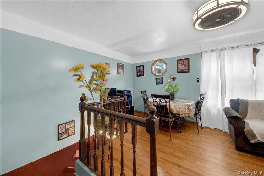 Discover this exceptional two-family residence in Castle Hill - photo 16