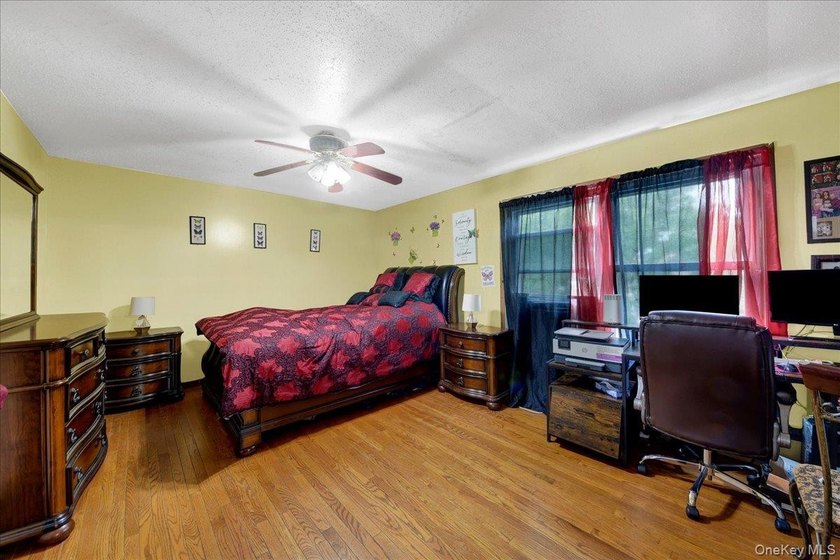 Discover this exceptional two-family residence in Castle Hill - photo 17