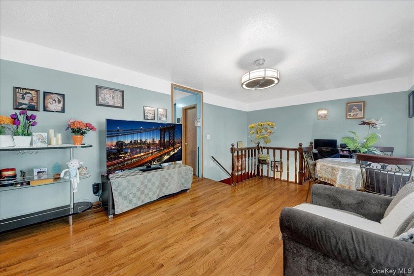 Discover this exceptional two-family residence in Castle Hill - photo 18