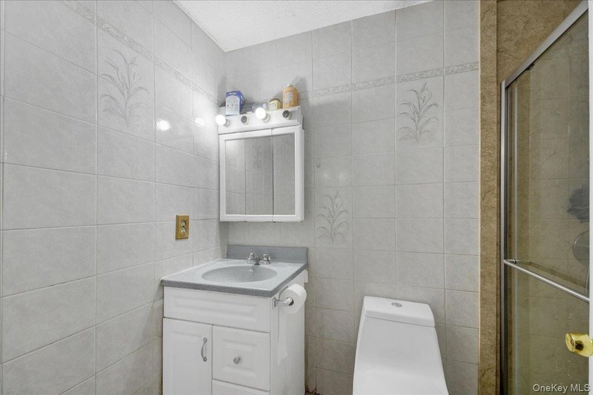 Discover this exceptional two-family residence in Castle Hill - photo 20
