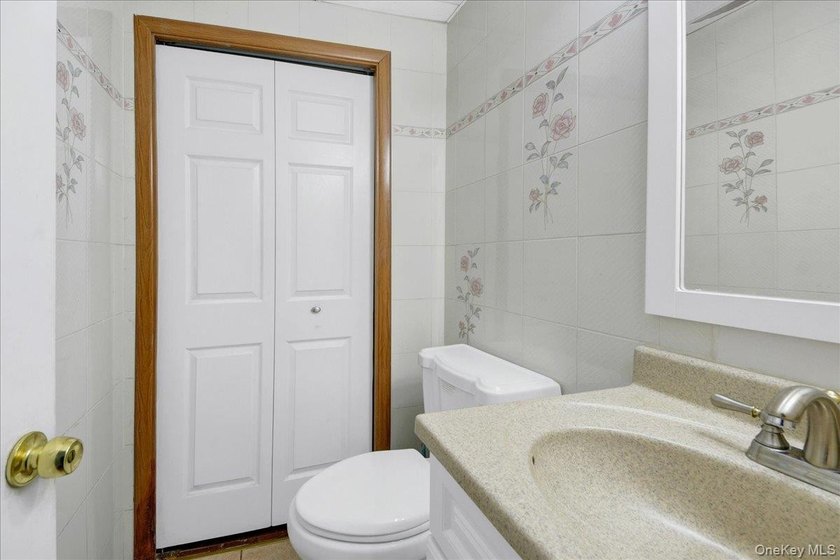 Discover this exceptional two-family residence in Castle Hill - photo 23