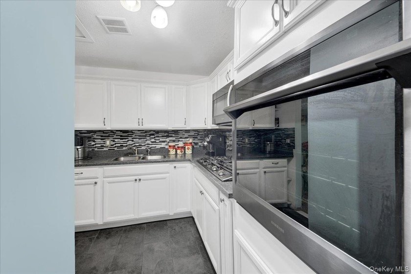 Discover this exceptional two-family residence in Castle Hill - photo 26
