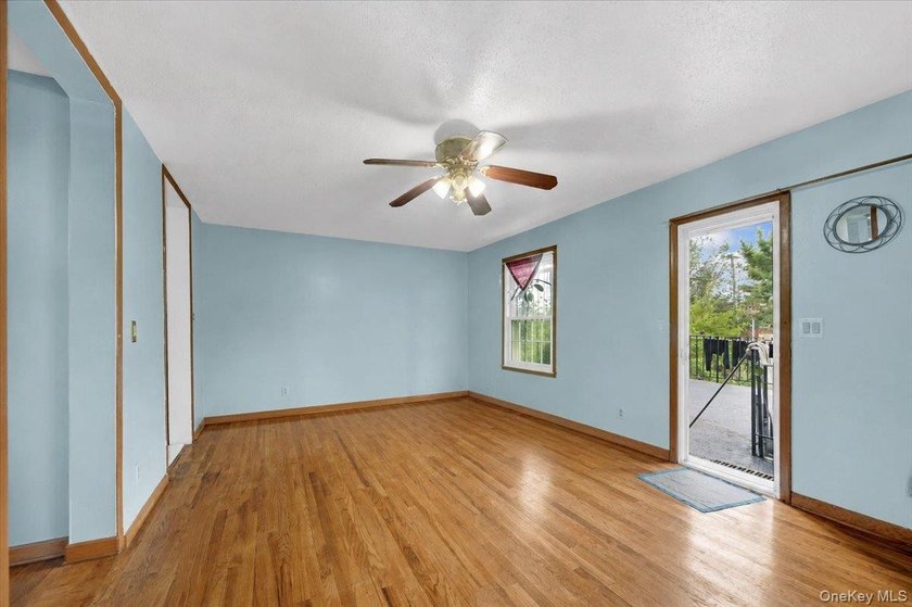 Discover this exceptional two-family residence in Castle Hill - photo 31