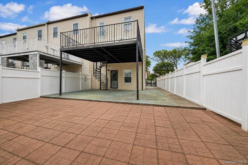 Discover this exceptional two-family residence in Castle Hill - photo 34