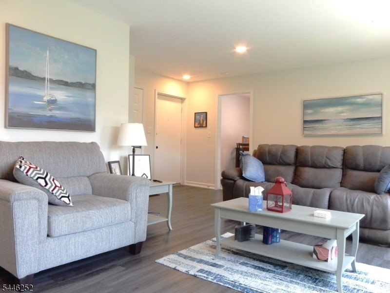A MUST SEE BEAUTIFULLY RENOVATED 1 BEDROOM, 1 FULL BATH UNIT - photo 3