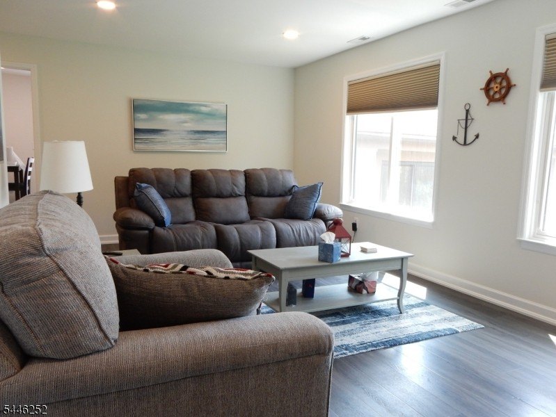 A MUST SEE BEAUTIFULLY RENOVATED 1 BEDROOM, 1 FULL BATH UNIT - photo 4