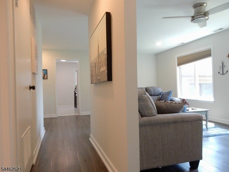 A MUST SEE BEAUTIFULLY RENOVATED 1 BEDROOM, 1 FULL BATH UNIT - photo 5