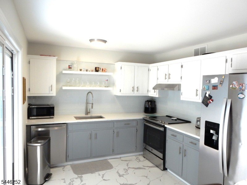 A MUST SEE BEAUTIFULLY RENOVATED 1 BEDROOM, 1 FULL BATH UNIT - photo 6