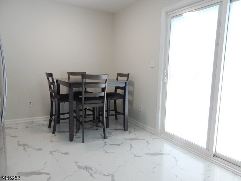A MUST SEE BEAUTIFULLY RENOVATED 1 BEDROOM, 1 FULL BATH UNIT - photo 7