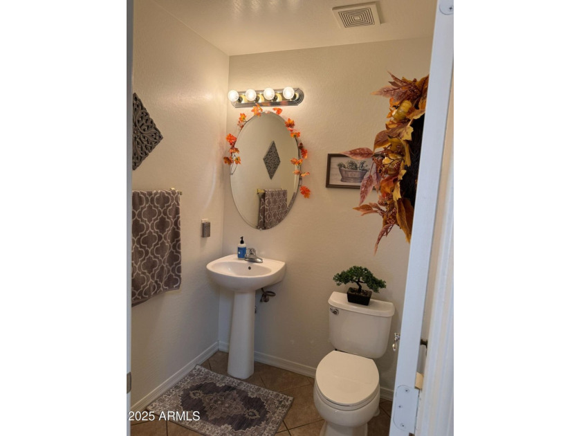 Gorgeous upgraded single-level, home with 6 bedrooms, including - photo 26
