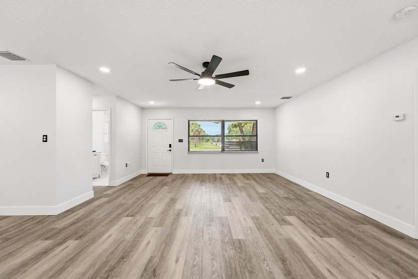 Fully remodeled and move-in ready! This 2-bedroom, 2-bathroom - photo 6