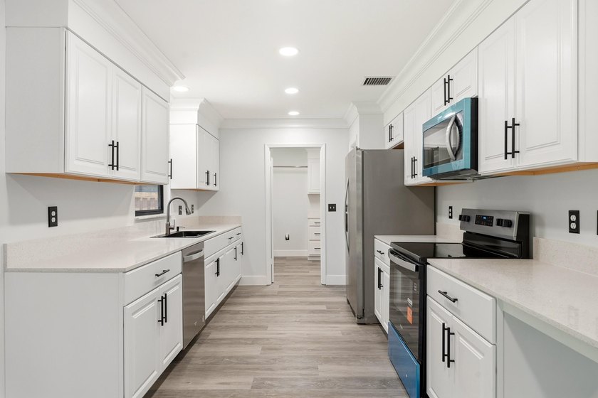 Fully remodeled and move-in ready! This 2-bedroom, 2-bathroom - photo 8