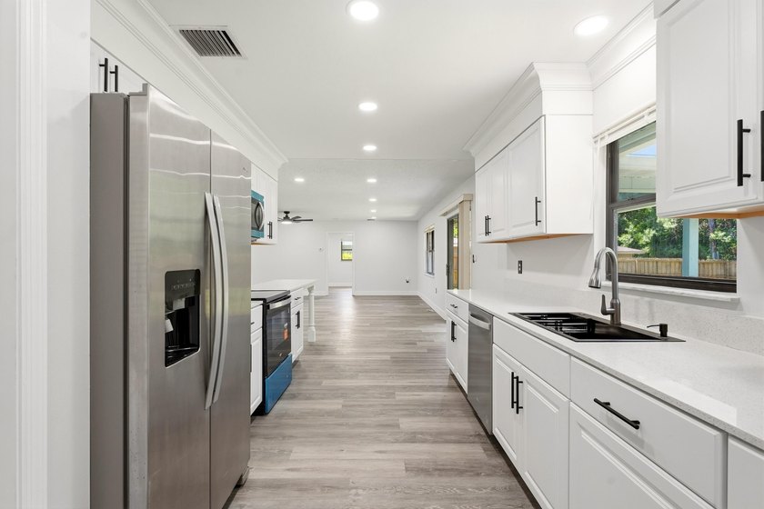 Fully remodeled and move-in ready! This 2-bedroom, 2-bathroom - photo 9