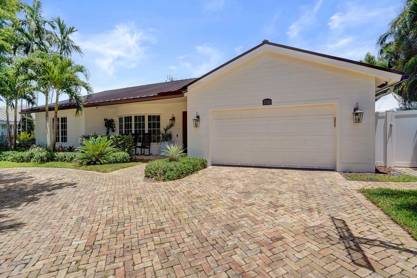 Nestled just moments from Coral Ridge Country Club, this - photo 2