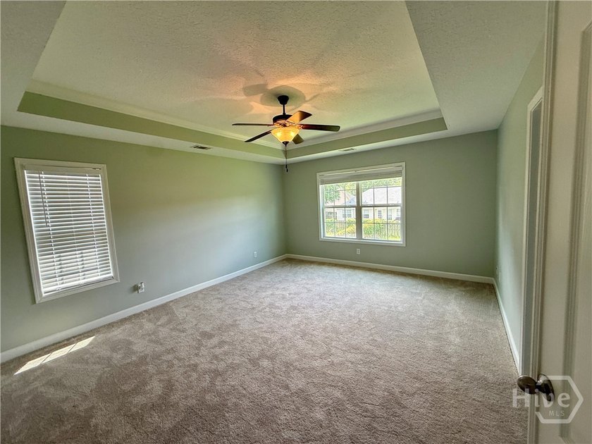 Welcome to this spacious and well-appointed 4 bedroom, 3 - photo 11