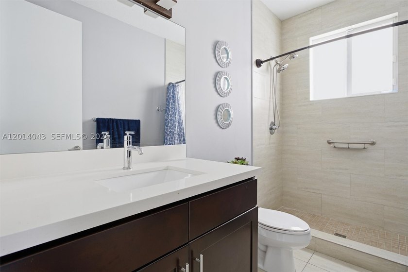 Luxury Living in South Florida - A Hidden Gem in Vanessa's Place - photo 11