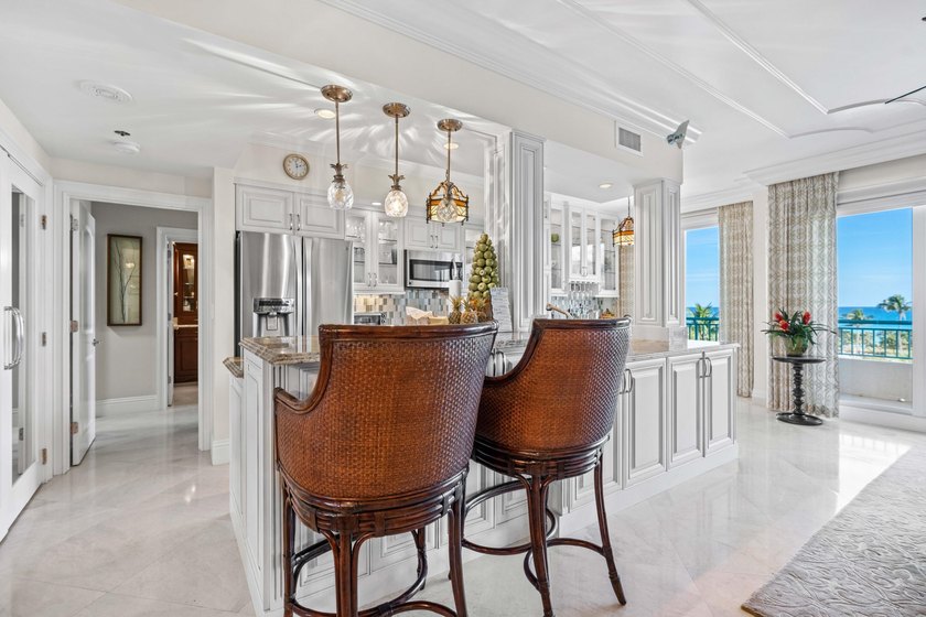 This exquisite, fully upgraded oceanfront residence is located - photo 8