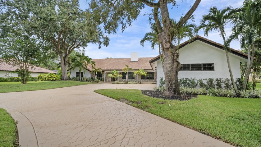 Welcome to this single-story residence in Cypresshead, offering - photo 2
