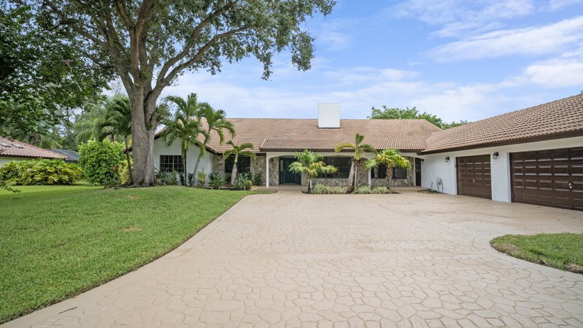 Welcome to this single-story residence in Cypresshead, offering - photo 4