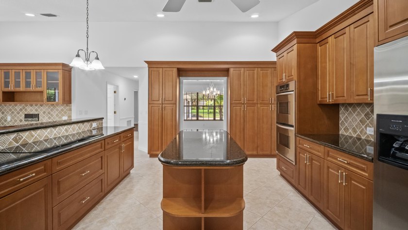 Welcome to this single-story residence in Cypresshead, offering - photo 9