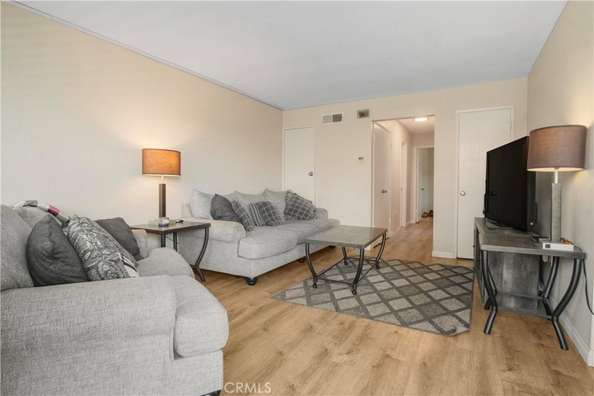 Welcome to 2423 Deodar St. #4, a beautifully maintained - photo 4