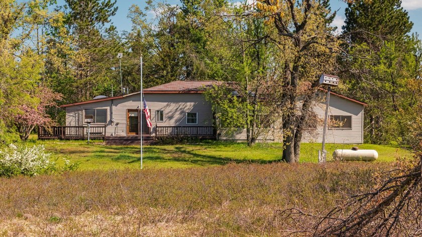 Plenty of potential with this spacious 3 bed 2 bath home on 10 - photo 2