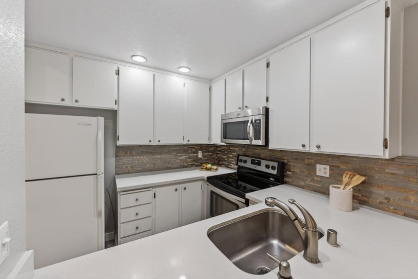Centrally located in San Jose's Silicon Valley, walking distance - photo 9