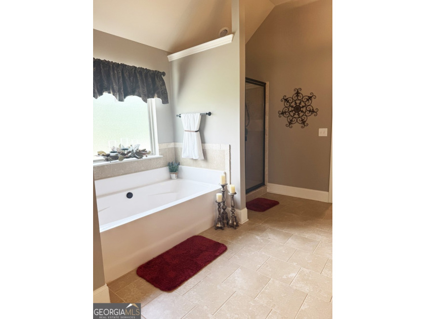Experience comfort and quality in this beautifully constructed - photo 35