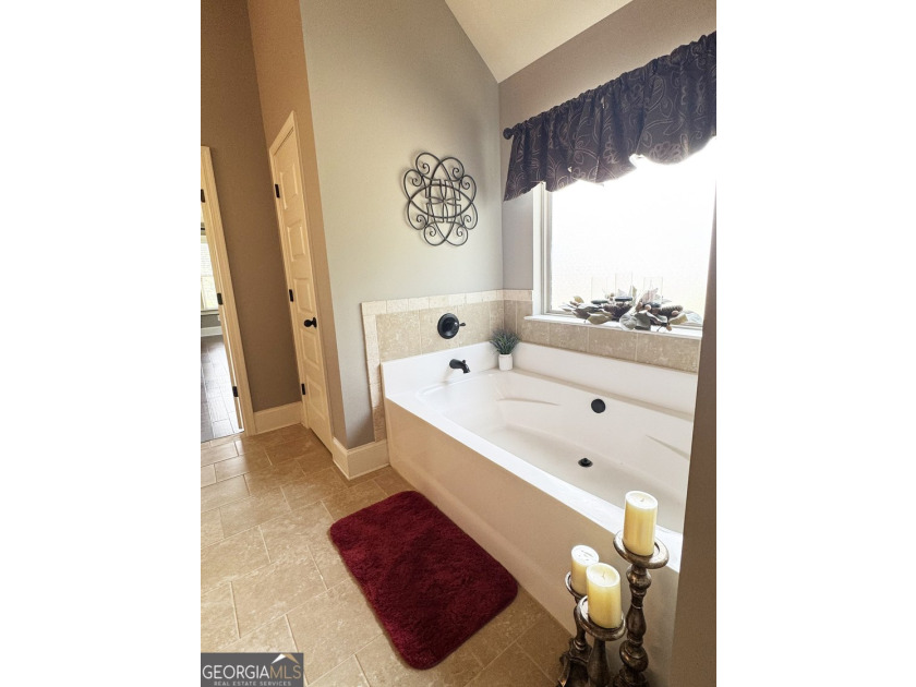 Experience comfort and quality in this beautifully constructed - photo 37