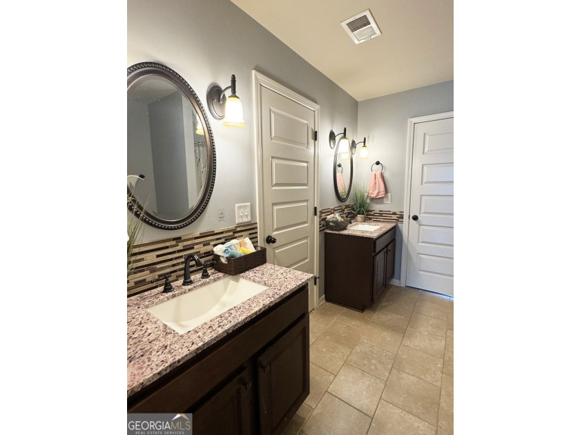 Experience comfort and quality in this beautifully constructed - photo 42
