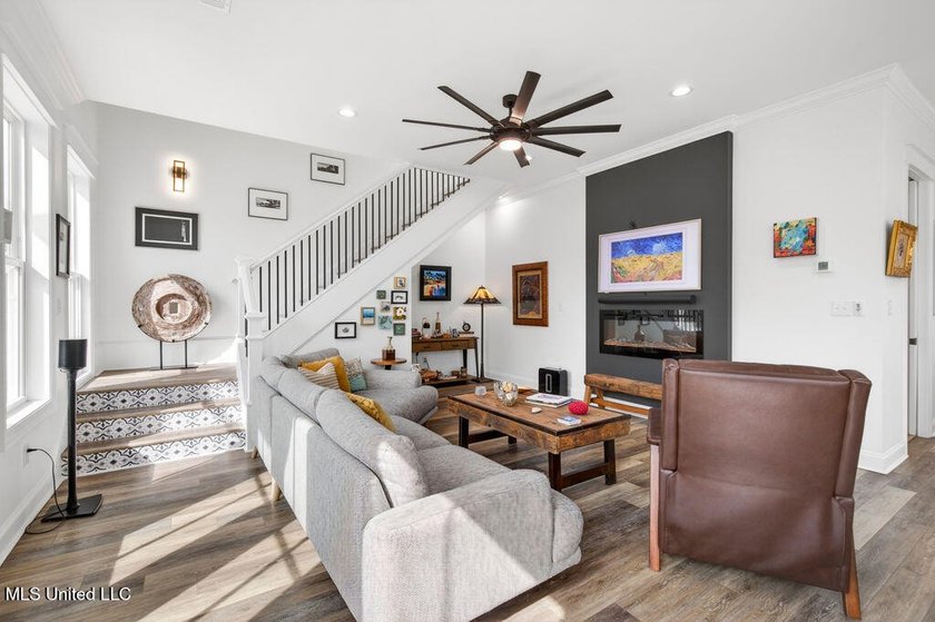 Beautiful custom-built coastal cottage just a short walk to the - photo 4