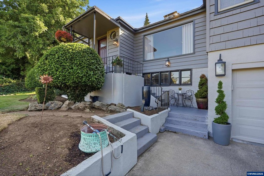 Privacy, views, and interior space come together on this - photo 5
