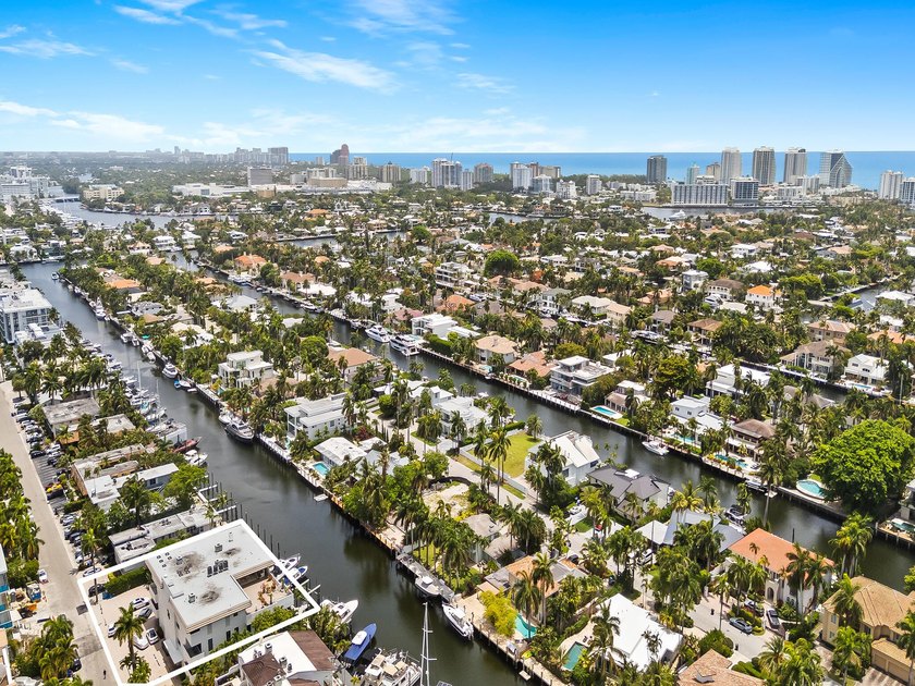 Experience the pinnacle of waterfront luxury in this exquisite - photo 2
