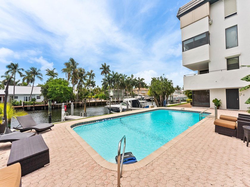 Experience the pinnacle of waterfront luxury in this exquisite - photo 3