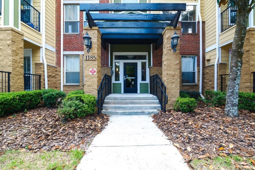Move-In Ready 2-Bed/2-Bath Condo - Walking Distance to UF and UF - photo 4