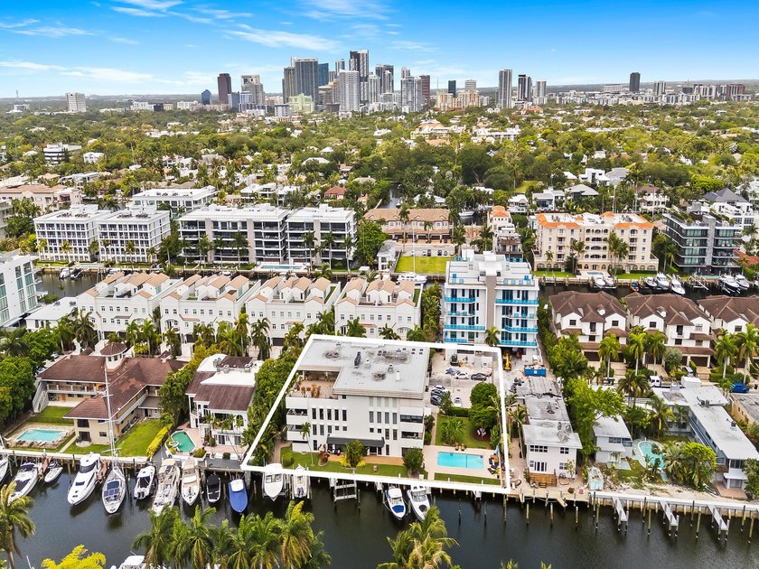 Experience the pinnacle of waterfront luxury in this exquisite - photo 4