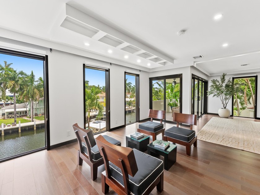 Experience the pinnacle of waterfront luxury in this exquisite - photo 6