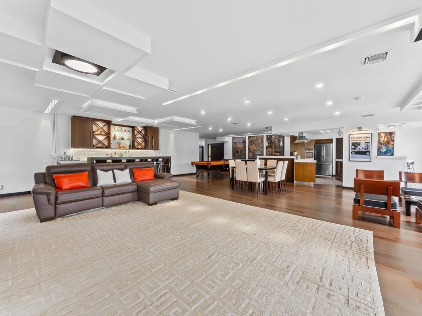 Experience the pinnacle of waterfront luxury in this exquisite - photo 7