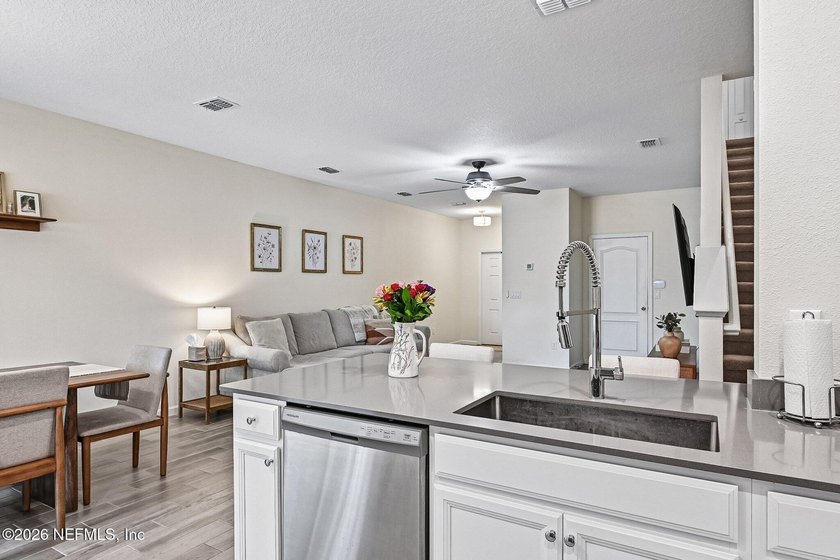 Move right into this beautifully maintained, one-owner townhome - photo 11